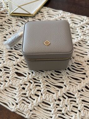 Kendra Scott Small Jewelry Case in Taupe - New with Tags